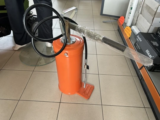 POMPA GRASSO FUSTO DA 12 KG