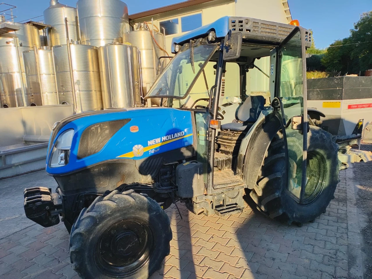 TRATTORE FRUTTTEO NEW HOLLAND T4.110 F