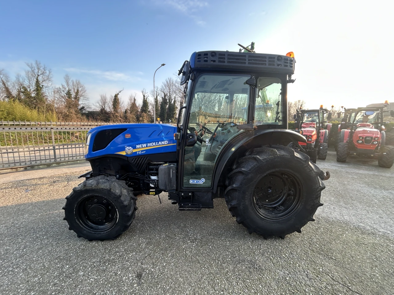 TRATTORE FRUTTTEO NEW HOLLAND T4.110 F