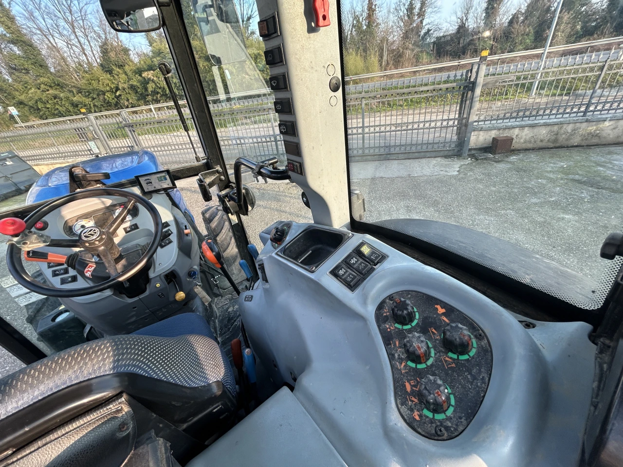 TRATTORE FRUTTTEO NEW HOLLAND T4.110 F